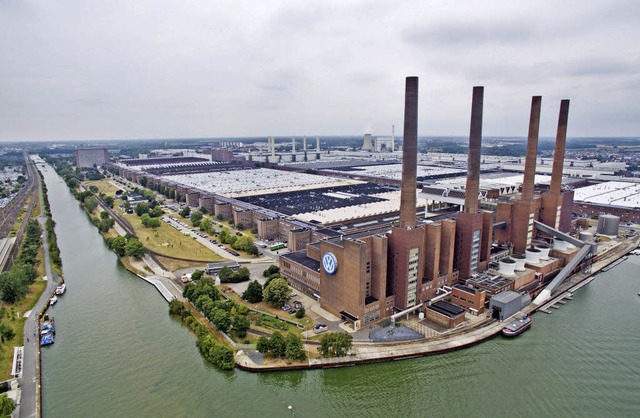 Die grte Autofabrik der Welt in Wolfsburg wird gehrig durchgeschttelt.  | Foto: dpa