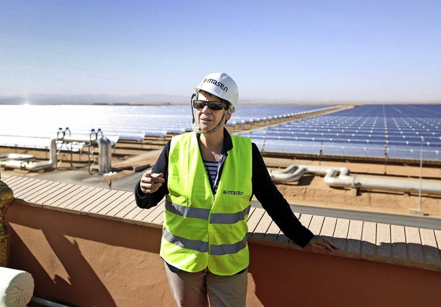 Barbara  Hendricks in der Wste von Ouarzazate  | Foto: Bundesumweltministerium/Sascha Hilgers/dpa