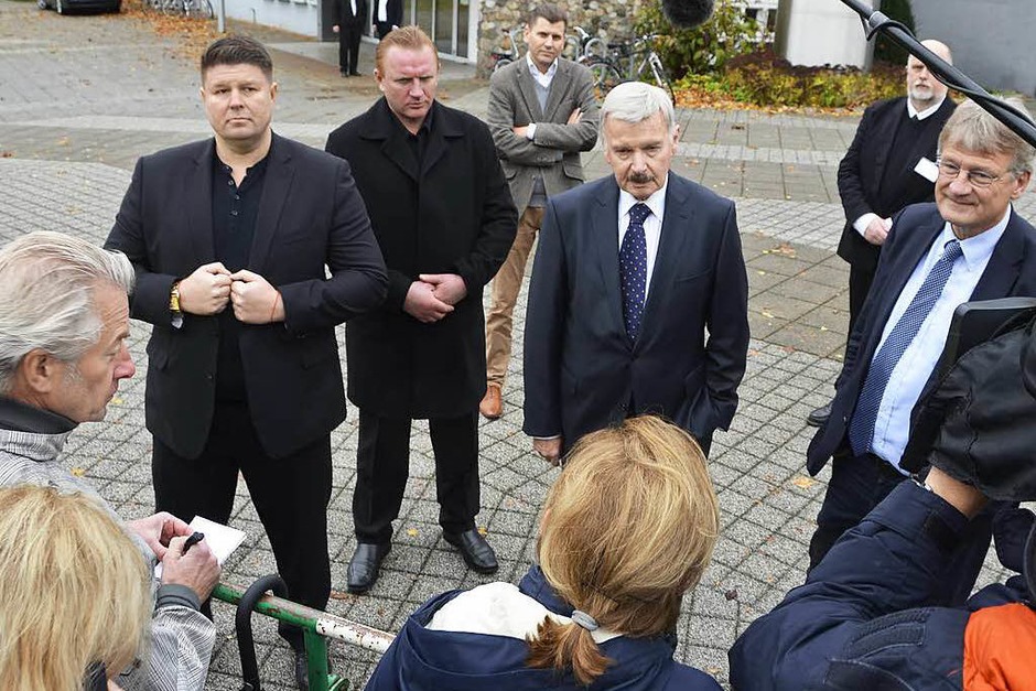 Vor den hinter einer Absperrung wartenden Journalisten geben Landeschef Lothar Maier und Parteichef Jörg Meuthen (rechts, neben ihren Sicherheitsleuten) das Nein der AfD-Versammlung zur Öffentlichkeit bekannt. (Foto: Helmut Seller) Vor den hinter einer Absperrung wartenden Journalisten geben Landeschef Lothar Maier und Parteichef Jörg Meuthen (rechts, neben ihren Sicherheitsleuten) das Nein der AfD-Versammlung zur Öffentlichkeit bekannt. (Foto: Helmut Seller)