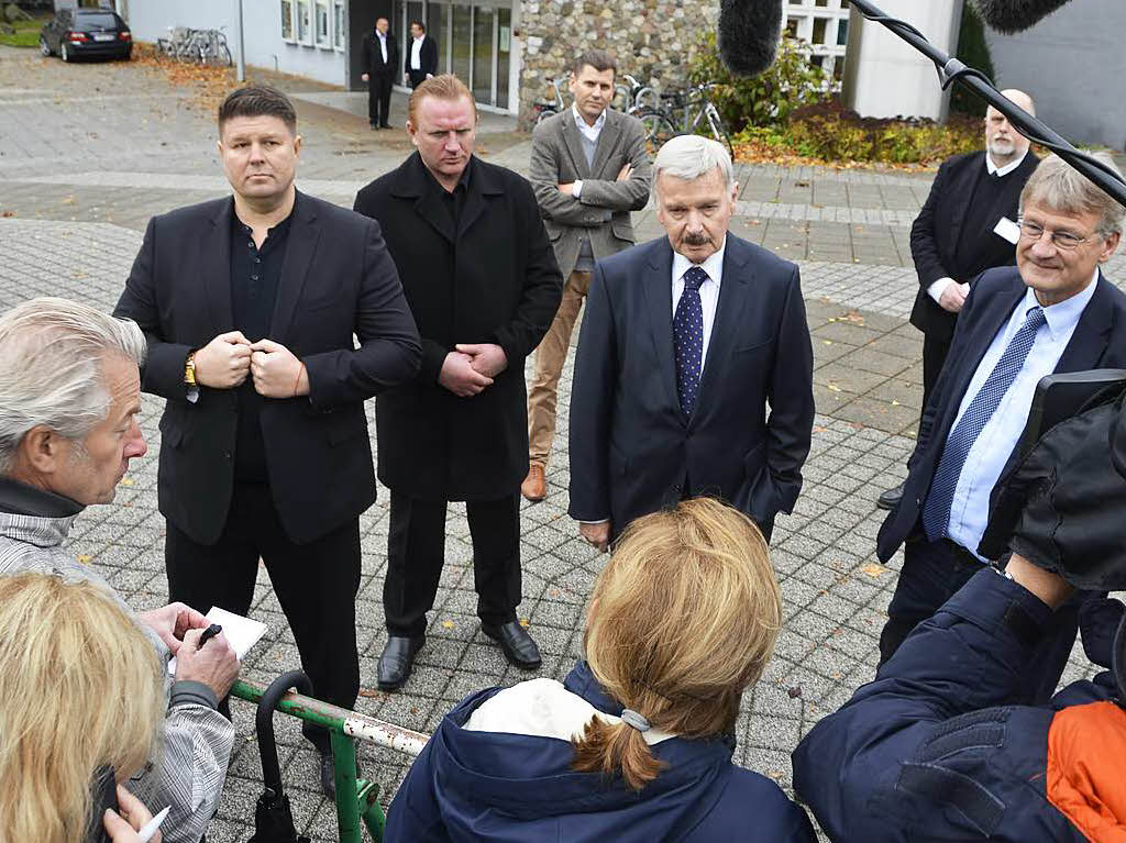 Vor den hinter einer Absperrung wartenden Journalisten geben Landeschef Lothar Maier und Parteichef Jrg Meuthen (rechts, neben ihren Sicherheitsleuten) das Nein der AfD-Versammlung zur ffentlichkeit bekannt.