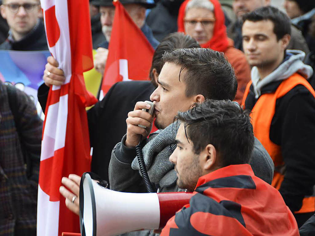 Bob Blume (am Mikrofon) und Tunahan Yildirim (vorne) von den Ortenauer Jusos kritisieren lautstark die Demokratiefeindlichkeit der AfD bei einer Kundgebung auf dem Kehler Marktplatz