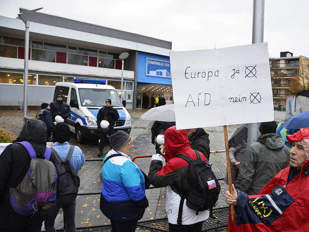 Europa ja, AfD nein – mit klaren Botschaften werden schon frh morgens die AfD-Mitglieder empfangen.