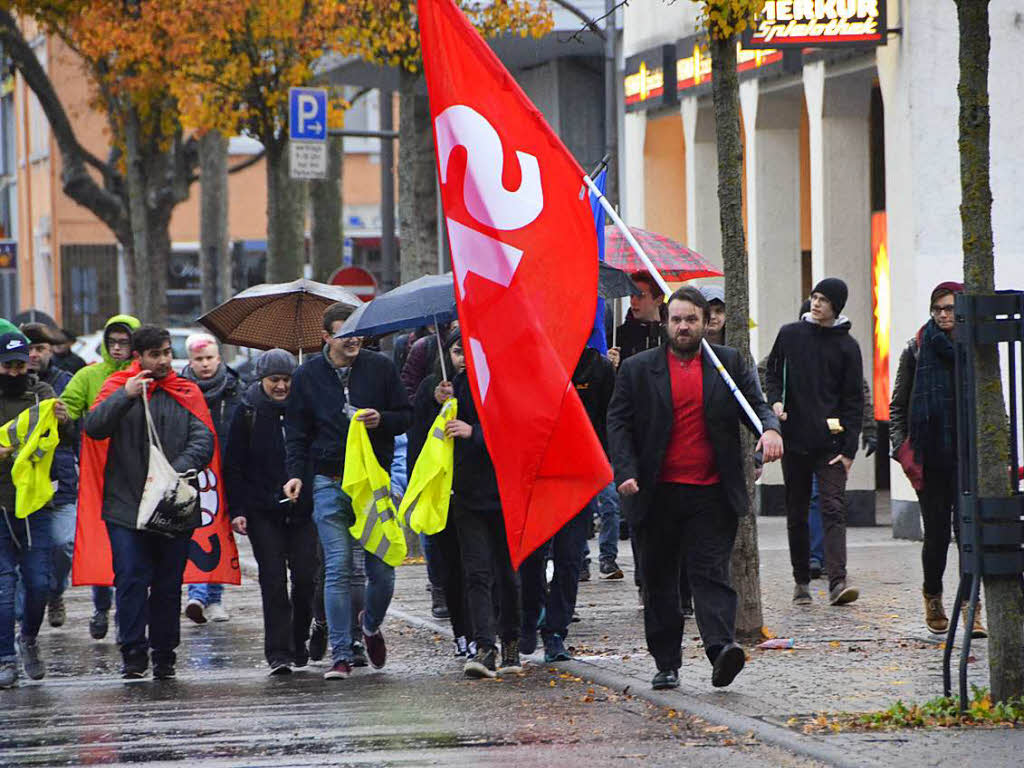 Die ersten Demonstranten treffen ein. Die Ortenauer SPD ist stark vertreten.