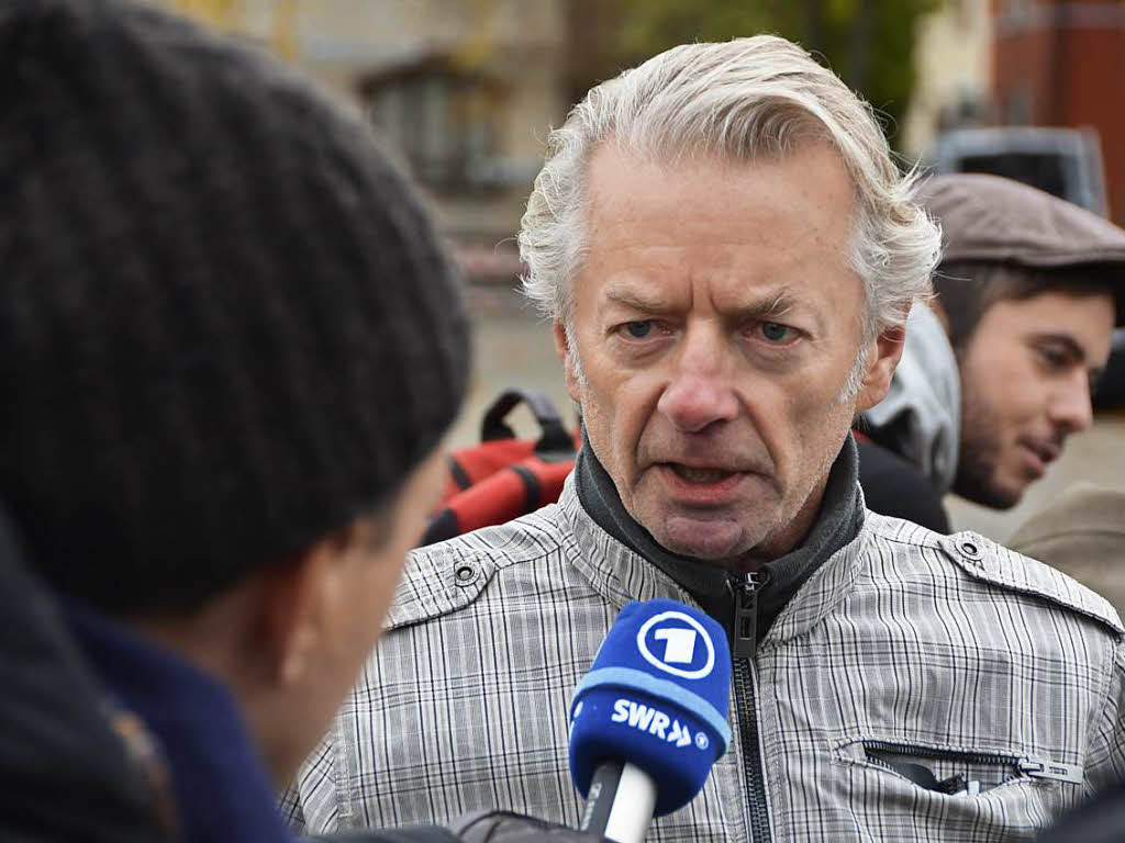 Stefan Hupka, Chefreporter der Badischen Zeitung, erklrt vor dem ARD-Mikrofon, was er als Journalist vom Ausschluss der ffentlichkeit beim AfD-Parteitag hlt