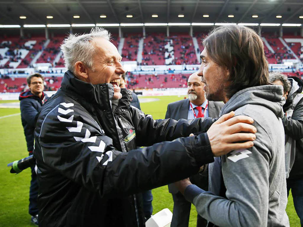 Treffen zweier hnlicher Trainer: Christian Streich und Martin Schmidt vor dem Spiel.