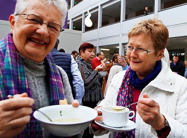 Auch diese beiden Besucherinnen lassen sich die Suppen schmecken.  | Foto: Heidi Foessel