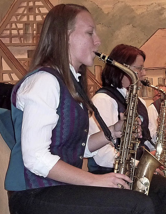 Elena Braun verlieh mit ihrem Saxophon... unter ihrem Dirigenten Daniel Holzer.  | Foto: Karlernst Lauffer