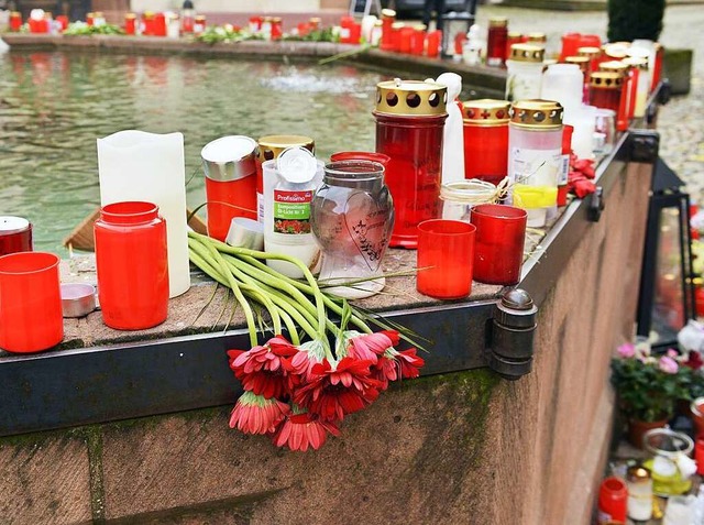 Blumen, Kerzen und Abschiedsbriefe lie...uf dem Brunnen am Endinger Marktplatz.  | Foto: dpa