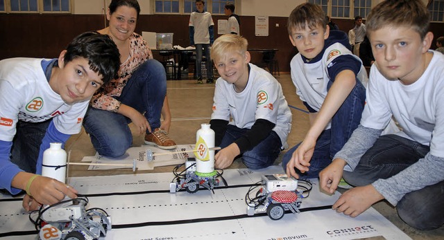 Teilnehmer des Roborave treten mit ihren kleinen Gefhrten gegeneinander an.  | Foto: Maja Tolsdorf