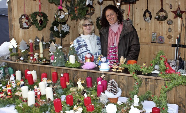 Weihnachtliche Gestecke und schon die ...er Weihnachtsmarkt in Buchheim geben.   | Foto: Mario Schneberg