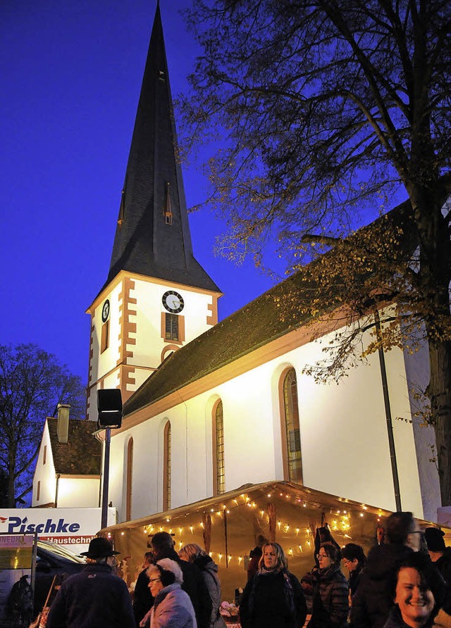 Erstmals erstrahlte der wiedererrichtete Ottenheimer Kirchturm im sanften Licht.  | Foto: WOLFGANG KUENSTLE               