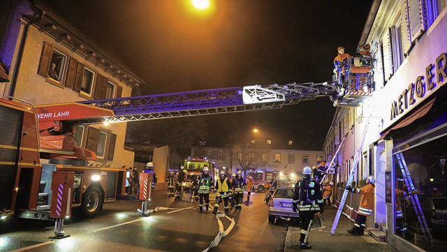 Mit der Drehleiter der Lahrer Feuerweh...m Obergeschoss der Metzgerei gerettet.  | Foto: Sandra Decoux-Kone