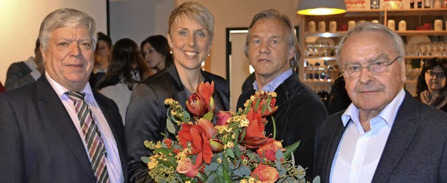 Philipp Krmer (l.), Prsident des Bad... Burda beglckwnschte sie mit Blumen.  | Foto: Reimold