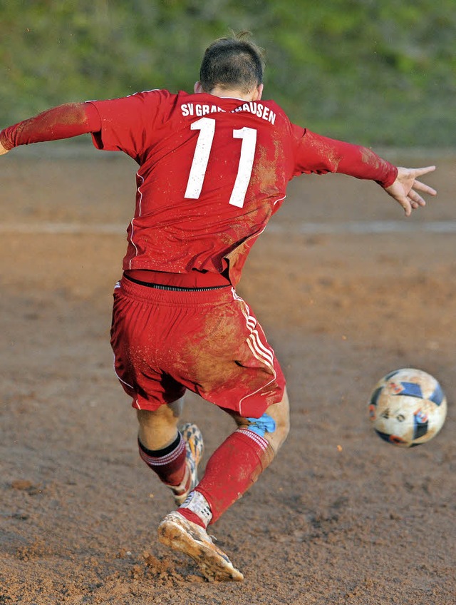 Der Grafenhausener Martin Kech versuch...ag dem FC Dauchingen mit 2:3-Toren.     | Foto: scheu