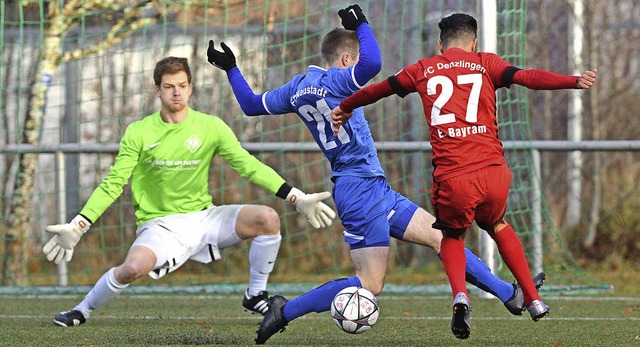 Der Denzlinger Erdem Bayram (rechts)  ... Simon Gantert schon in Bereitschaft.   | Foto: Patrick Seeger