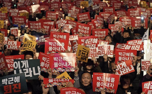 Demonstranten in Seoul fordern den Rcktritt Park Geun-hyes.   | Foto: AFP