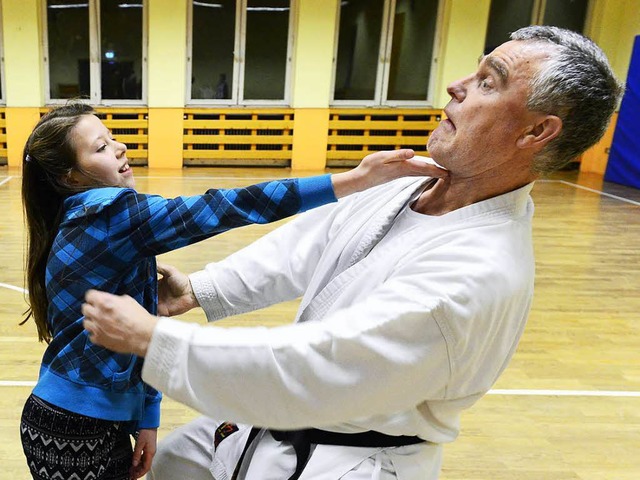 Karate-Meister Willy Voss gibt Mdchen... Tipps, wie sie sich am besten wehren.  | Foto: Ingo Schneider