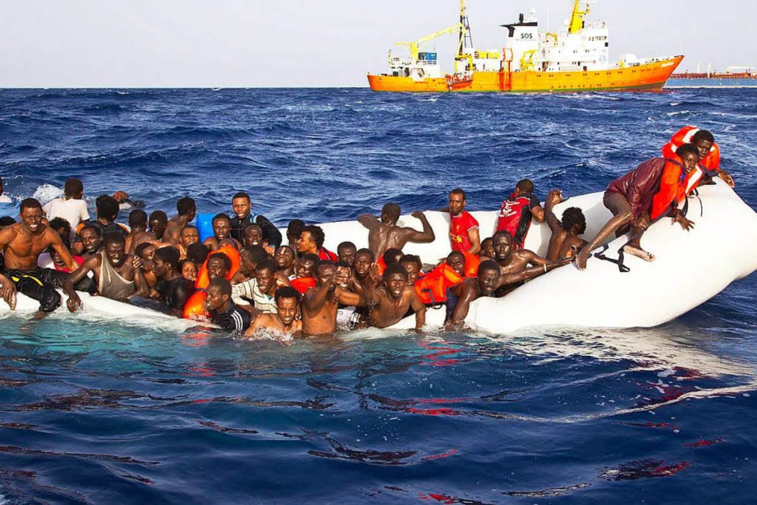 Geflüchtete auf einem sinkenden Schlauchboot vor Lampedusa (Archivbild).  | Foto: dpa