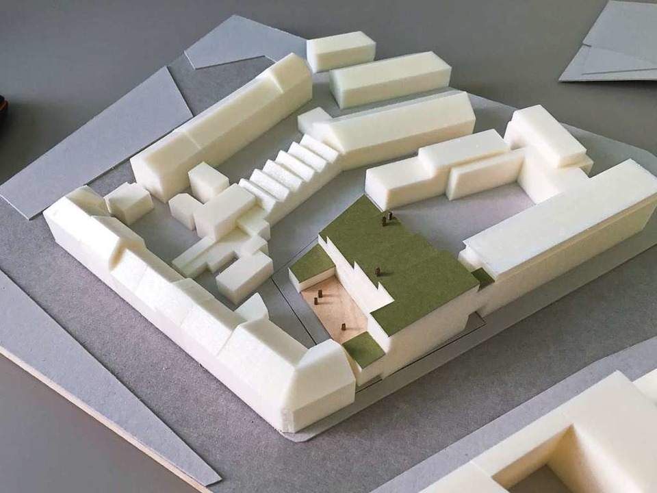 Das Modell des Crash-Areals, das eine ... grüne Dächer vorsieht, kam besser an.  | Foto: Architekten Hubert Burdenski und Max Munkel