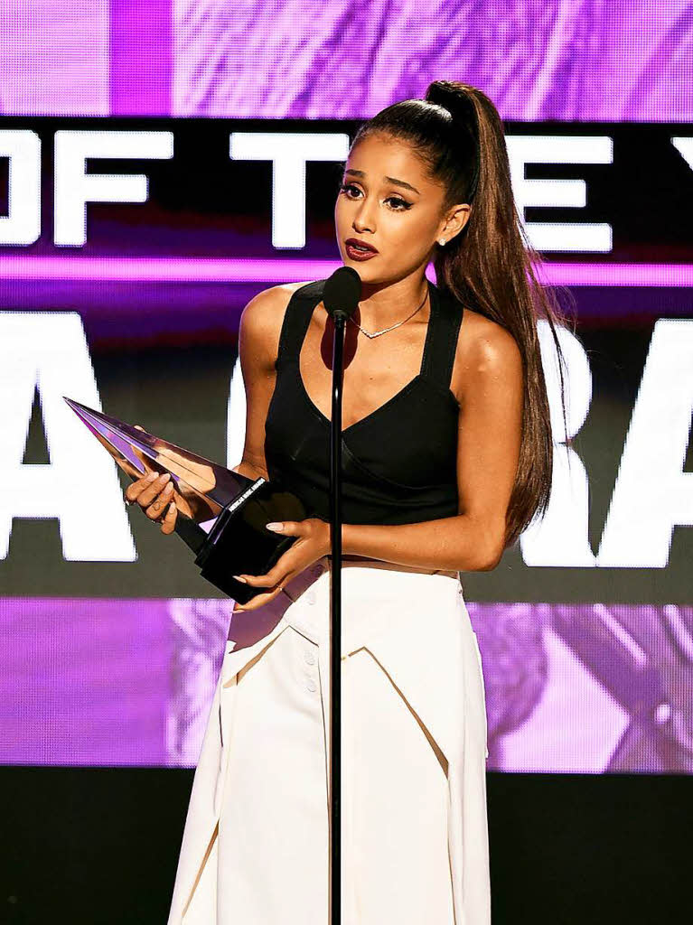 Die amerikanische Sngerin Ariana Grande (23, „Dangerous Woman“) hat den American Music Award in der Knigskategorie „Knstler des Jahres“ gewonnen.