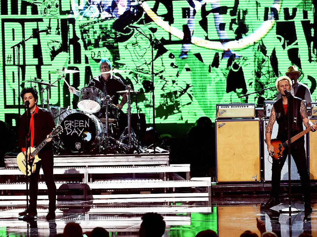 „No Trump, no KKK, no fascist USA!“, fgte die Punk-Rock-Band Green Day als Slogan in ihren Song „Bang Bang“ ein.