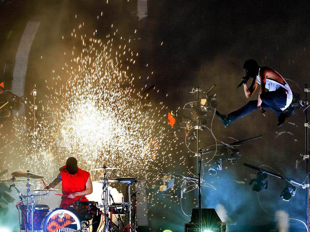 In Los Angeles sind die 44. American Music Awards vergeben worden. Anders als bei den Grammys, die von Vertretern der Musikbranche vergeben werden, stimmen hier die Fans im Internet ber die Gewinner ab.