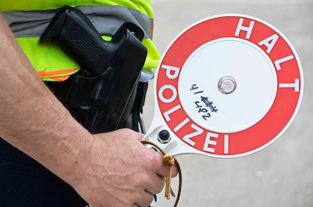 Stopp, Polizei: Die Beamten haben am S...bstahls verdchtigt wird (Symbolbild).  | Foto: Helmut Seller