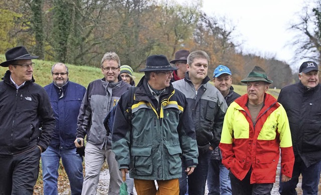 Waldbegehung mit Gemeinderat und Forst...ema beim Treffen am Freitagnachmittag.  | Foto: Ilona Hge