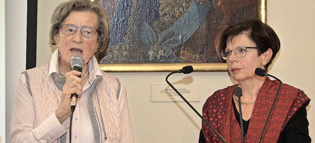 Moderatorin Christa van Husen (links) ...efen Ursula Weiss anschlieend vorlas.  | Foto: Benedikt Sommer