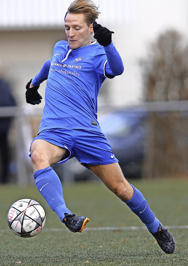 Dynamik mit Ball: Neustadts Mittelfeldspieler Florian Heitzmann  | Foto: See