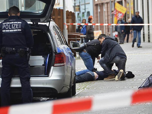 Ein Tter wurde schon direkt nach der ...haftet. Die Beute hatte er auch dabei.  | Foto: Ralf Burgmaier