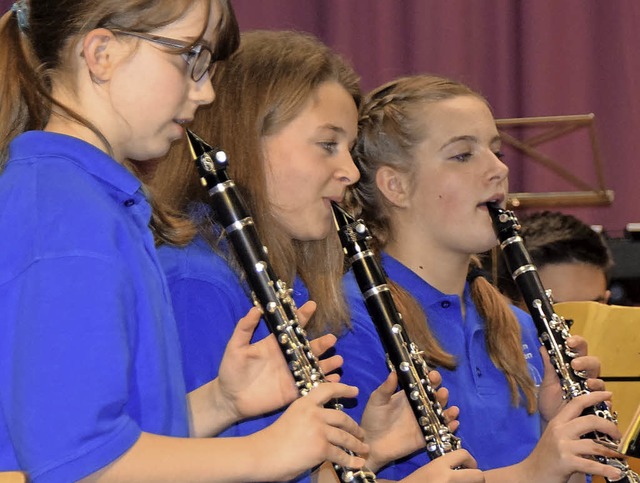 Sowohl die Jugendkapelle (links) als a... Konzert des Musikvereins Kirchzarten.  | Foto: Sarah Nltner