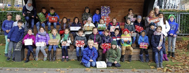 Schler der Hebelschule mit ihren Geschenkkartons   | Foto: Mink