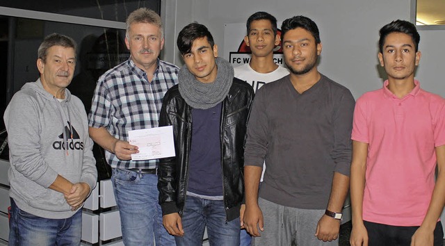 Einen Scheck ber 500 Euro berreichte...ri, Farhad Karimi und  Hussein Danish   | Foto: Verein