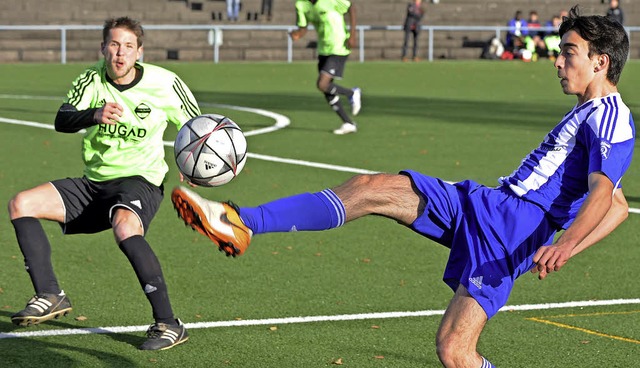 Mit feinem Fu zum Sieg im Kellerduell...chts) gegen den Steinener Patrick Heft  | Foto: Schn