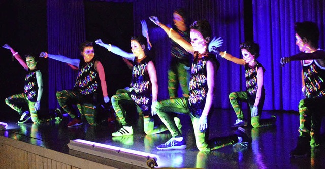 Der fluoreszierende Tanz der E-Jugend ...dass die Spieler in  zweimal zeigten.   | Foto: Horatio Gollin