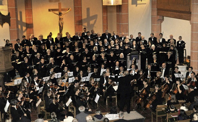 Rund 130 Snger und Musiker standen am...der evangelischen Kirche in Ihringen.   | Foto: Kai Kricheldorff