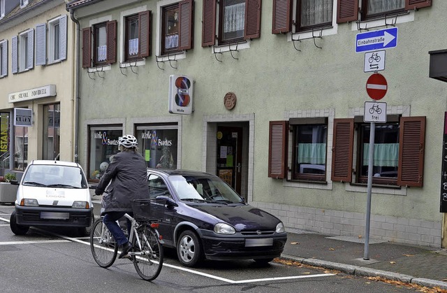 Die beidseitigen Parkpltze auf der Rh...nnen fr Radfahrer zur Gefahr werden.   | Foto: Thomas Rhenisch