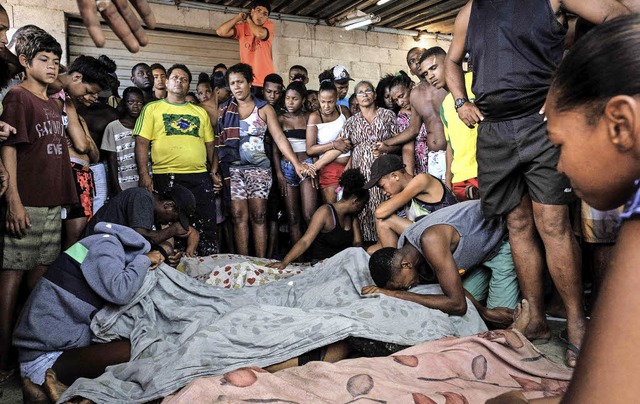 Angehrige beklagen Todesopfer nach de...insatz im Armenviertel Cidade de Deus.  | Foto: AFP/dpa