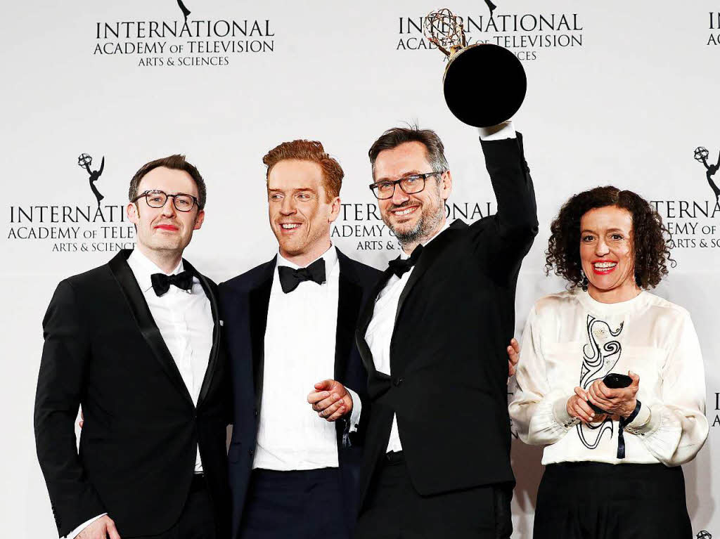 Schauspielerin Maria Schrader und die Produzenten Philipp Steffens (links) und Jrg Winger (zweiter von rechts) posieren mit dem britischen Schauspieler Damian Lewis und dem Emmy fr „Deutschland 83“.