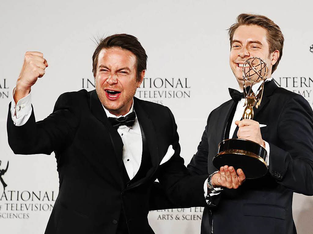 „Krieg der Lgen“ gewann den Emmy als bester Dokumentarfilm. Regisseur Matthias Bittner (links) und Produzent Paul Zischler (rechts) freuen sich ber den begehrten Preis.