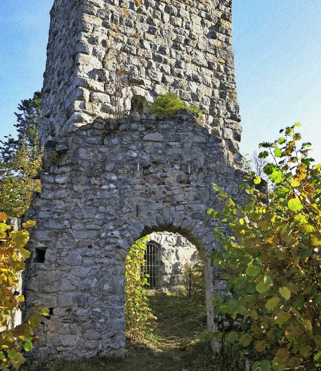 Hier ging&#8217;s zum Wohnbereich der ...en, Mauer und der mchtige Bergfried.   | Foto: Erhard Morath