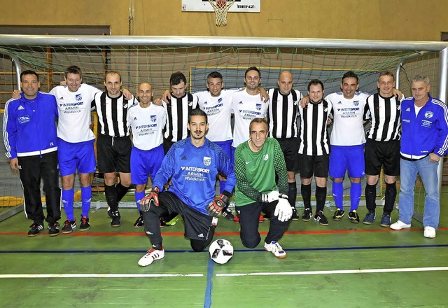 Die beiden Endspielmannschaften FC Sim...estreifte Trikots) und FC Waldkirch I.  | Foto:  Michael Kirsch