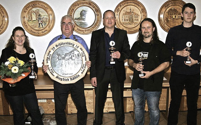 Stolze Schtzen: Knigin Sabine Rippol... Benjamin Schoner, Prinz Johannes Khl  | Foto: Verein