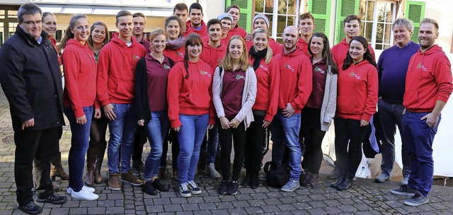 Strahlende Gesichter bei der Feier zum...lt (links) im Hof des Pfarrzentrums.    | Foto: Herbert Birkle