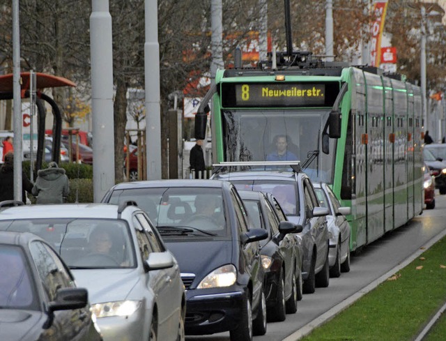 Die Tram soll knftig  nicht mehr in Friedlinger Stau stecken bleiben.   | Foto: LAUBER