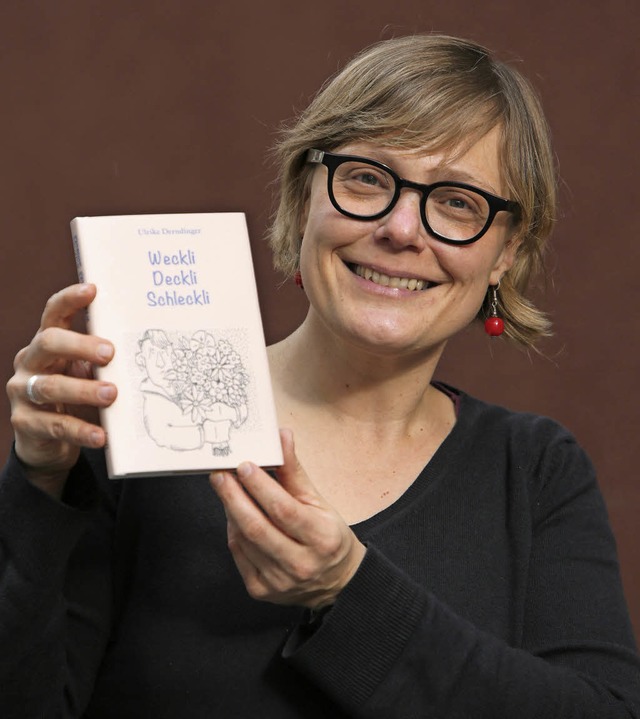 Ulrike Derndinger mit ihrem ersten Buch &#8222;Weckli, Deckli, Schleckli&#8220;   | Foto: Christoph Breithaupt