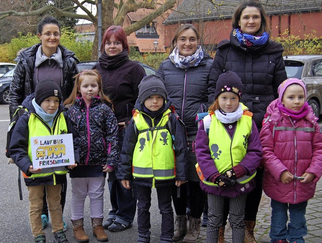 Mtter begleiten die Kinder auf dem Fu...Brucker, Lili Wahler und Irina Maier.   | Foto: H. Fedricks Zelaya