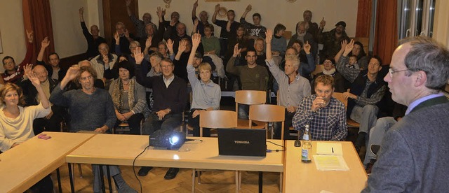 Klare Sache: Die Versammelten  sprache... links daneben (am Tisch) Planer Dutt.  | Foto: Markus Maier