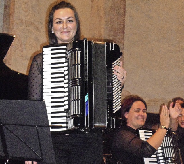 Die erste Akkordeonistin der Harmonika...tck von Piazzolla mit Solo-Brillanz.   | Foto: B. Flier